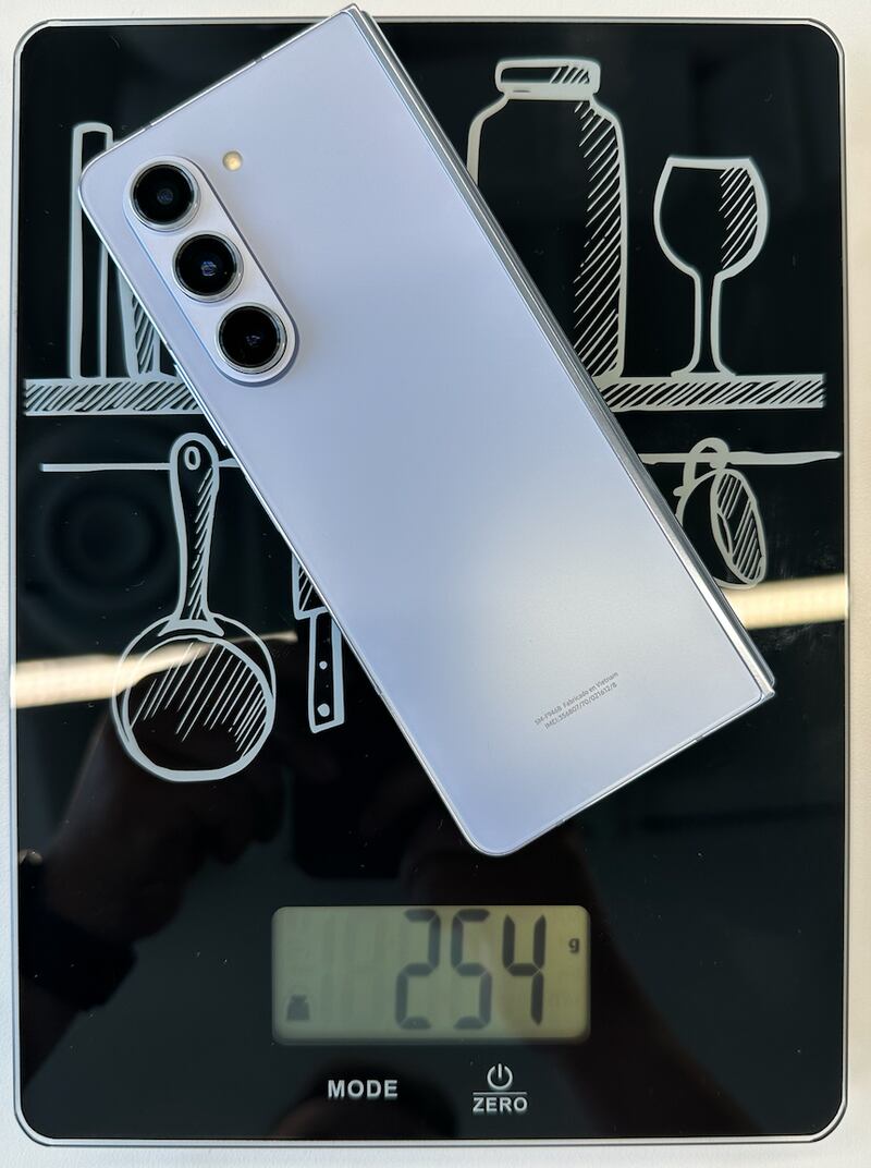 El nuevo dispositivo insignia de Honor, el Magic V2, pesa menos que el último modelo de plegable de la coreana Samsung