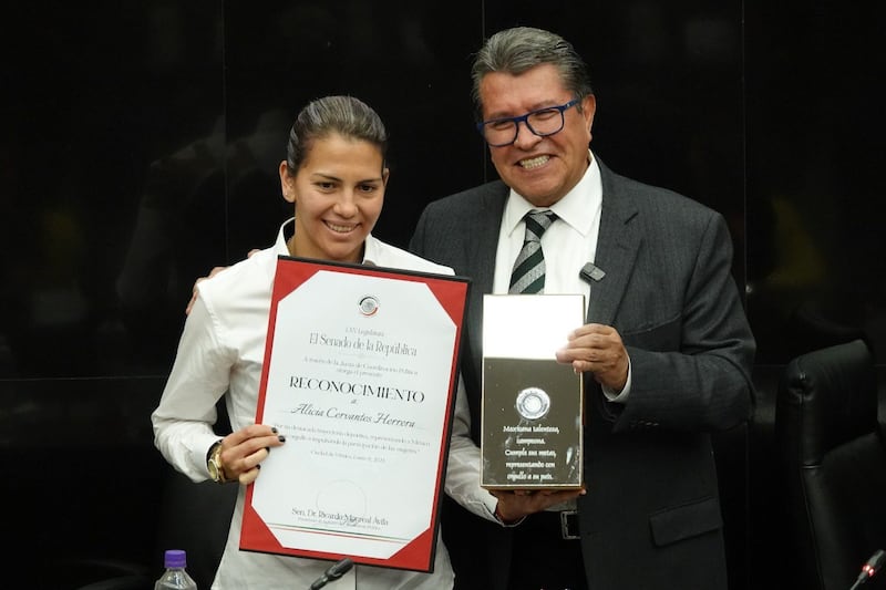 Ricardo Monreal, coordinador de la JUCOPO, encabezó la entrega de reconocimientos a  Carolina Jaramillo, Alicia Cervantes, Casandra Montero y Blanca Félix, jugadoras de las Chivas