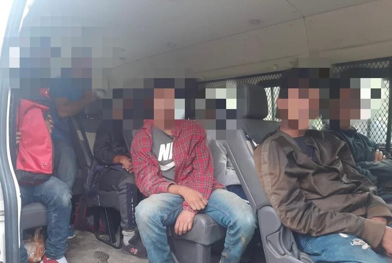 Migrantes detenidos en el interior de una camioneta.