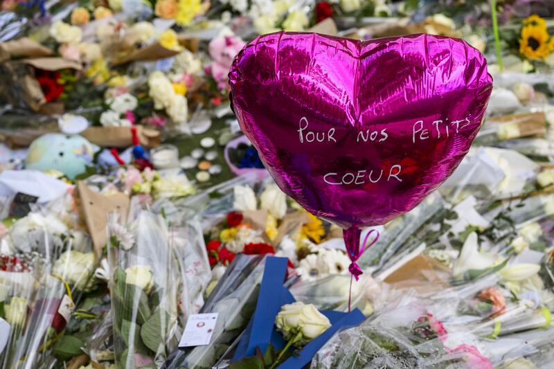 Colocan flores en donde ocurrió un ataque contra niños (AP).