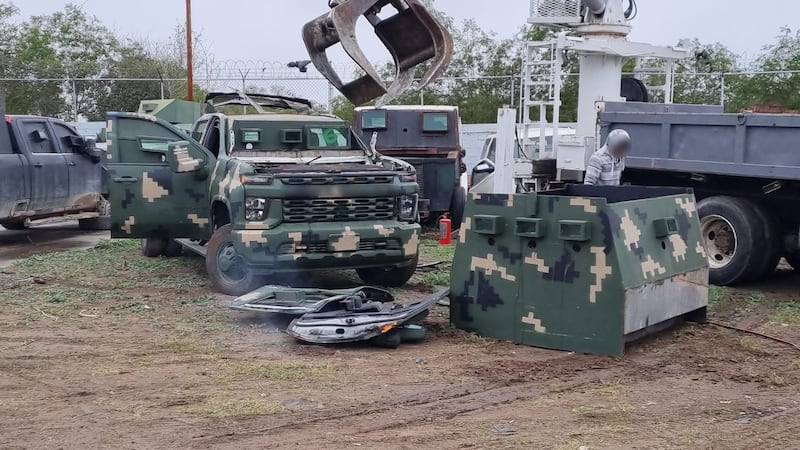 Monstruos destruyen vehículos del narco en Tamaulipas