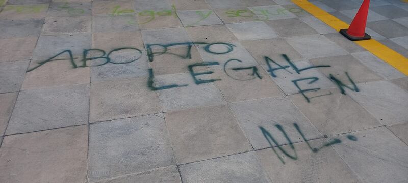 Las manifestantes pintaron el suelo de la explanada del Congreso.