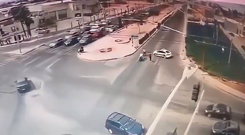 Motociclista atropella a policía en Mexicali