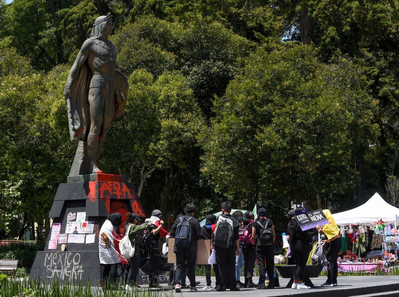 La Protesta “México Sangra” Nada que celebrar reunió a un grupo de hombres y mujeres que gritaron consignas y actos de iconoclasia en la ciudad de Toluca, protestaron contra los feminicidios, el caso de los 43, corrupción y abuso de poder.