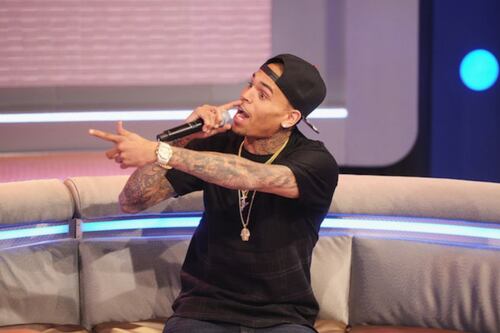 Chris Brown desatado: agarró a Natalia Zoppa por el cuello durante su show y se refirió a la agresión contra Rihanna
