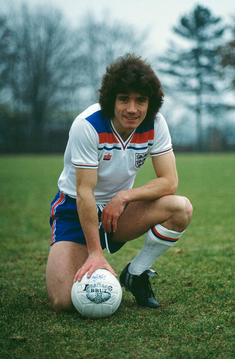 Kevin Keegan posa para el lente con la playera de Inglaterra en 1981