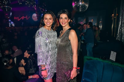 En una noche llena de brillo y glamour, Martha Debayle celebró el décimo aniversario de su revista con una fiesta al estilo Disco Glam en una discoteca de la colonia Roma. La reconocida conductora de radio estuvo acompañada de amigos, empresarios y artistas que disfrutaron de una velada inolvidable. Entre los invitados más destacados se encontraban Alexander Acha y su esposa, el carismático Eduardo Videgaray, la siempre elegante Gloria Calzada, y el embajador de España en México, Juan Duarte, quien no quiso perderse esta gran celebración. La noche fue un éxito rotundo, consolidando a la revista de Martha Debayle como un referente en el mundo editorial.