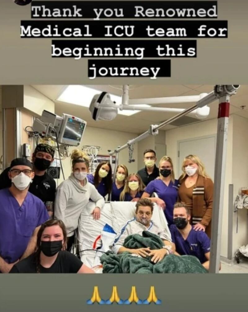 O ator agradece à equipe do hospital em stories no Instagram.
@jeremyrenner