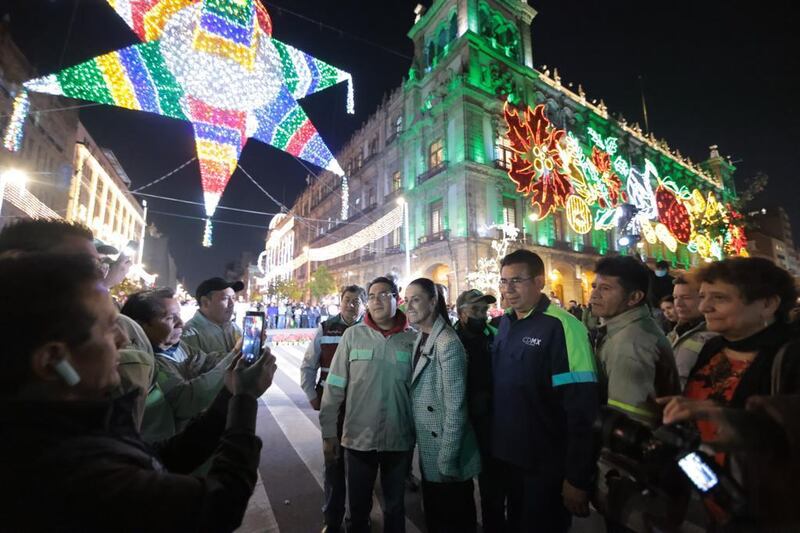 Alumbrado monumental: encienden decoraciones decembrinas en el Zócalo