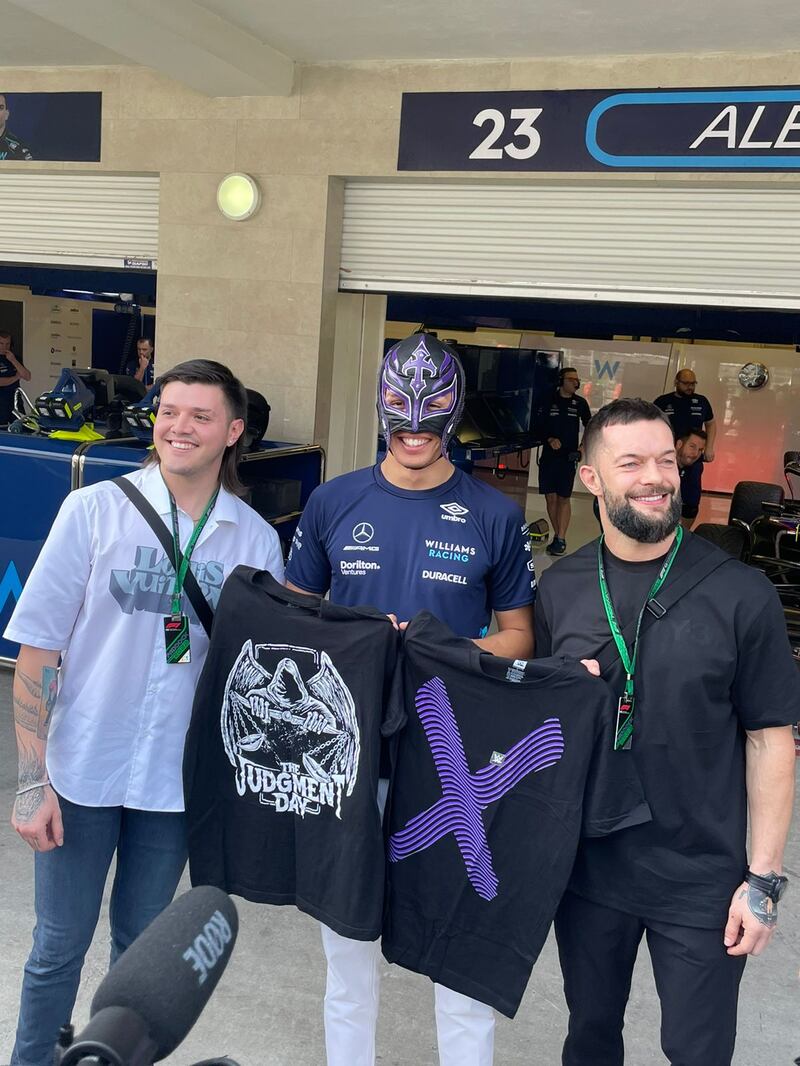 Los luchadores de la WWE Dominik Misterio y Finn Bálor, junto al piloto de Williams Alex Albon