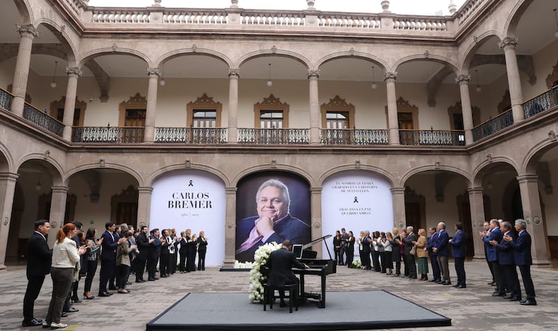 En el patio central del Palacio un pianista estuvo interpretando algunas melodías en honor al empresario.