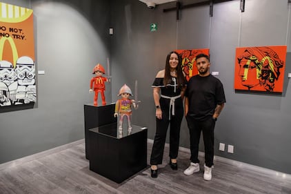 Javier Andrés conmemora una década de su carrera artística con la exposición "Resilente". "Hace diez años comenzó una aventura con una primera pincelada, donde una pasión de la infancia por crear mundos imaginarios se transformó en una carrera artística extraordinaria. A través de la pintura, he construido un camino que jamás imaginé, llevándome por el camino del arte pop posmoderno en México", comentó el artista durante la inauguración. Acompañado de amigos y conocedores del arte, el artista mexicano compartió su visión con humor y reflexión sobre nuestra sociedad.