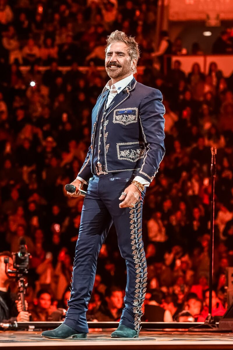 El cantante utiliza trajes de charro con un toque moderno.