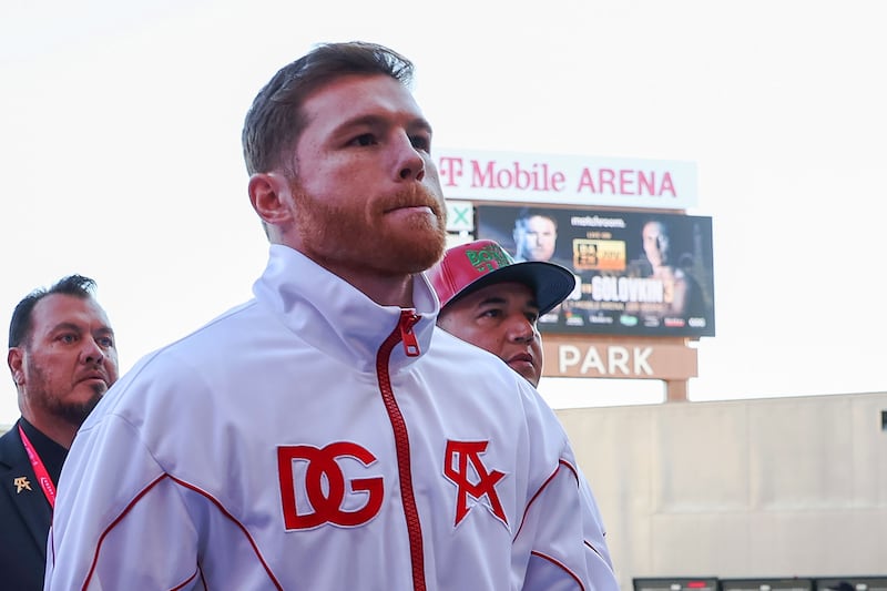 Le realizaron una estatua al Canelo Álvarez en su tierra natal