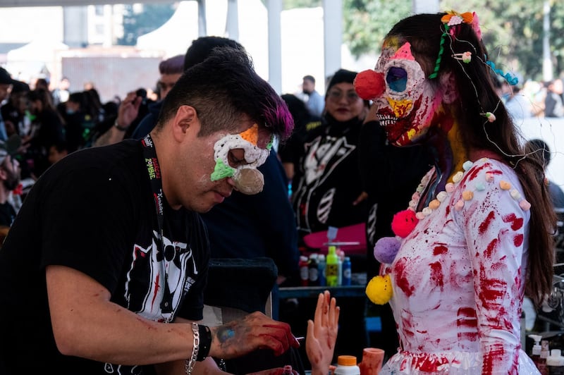 Asistentes comienzan a maquillarse previo a la salida de la edición 2022 de la Marcha Zombie del Monumento a la Revolución al Zócalo capitalino.