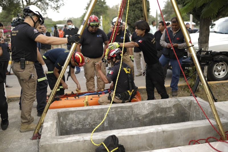 Se recomienda no sentarse ni pisar en las tumbas porque algunas representan un peligro