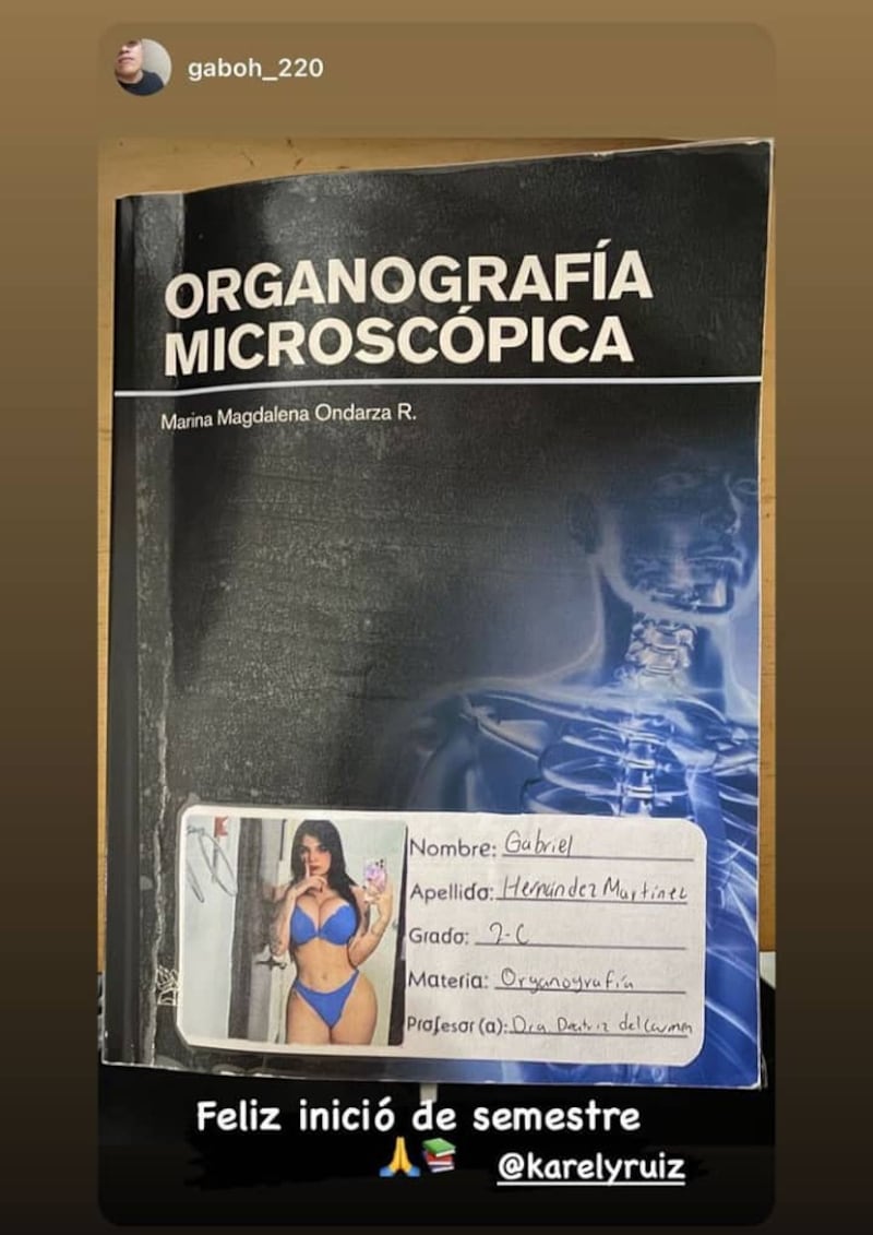 “Feliz inicio de semestre”: Estudiante de medicina va a clases con calcomanía de Karely Ruiz pegada en su libro