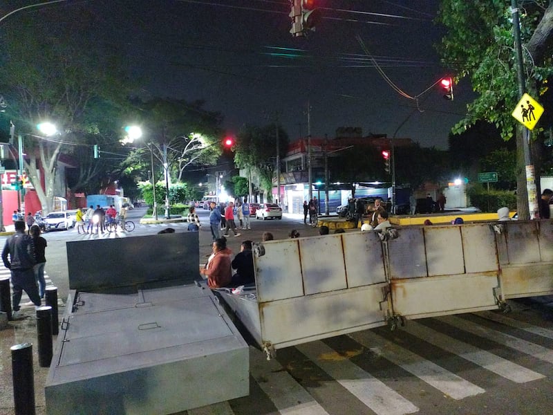 Los comerciantes colocaron barricadas para evitar el desalojo.