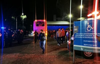 Los camiones con los aficionados del Atlas arribaron a la explanada del Estadio Jalisco.