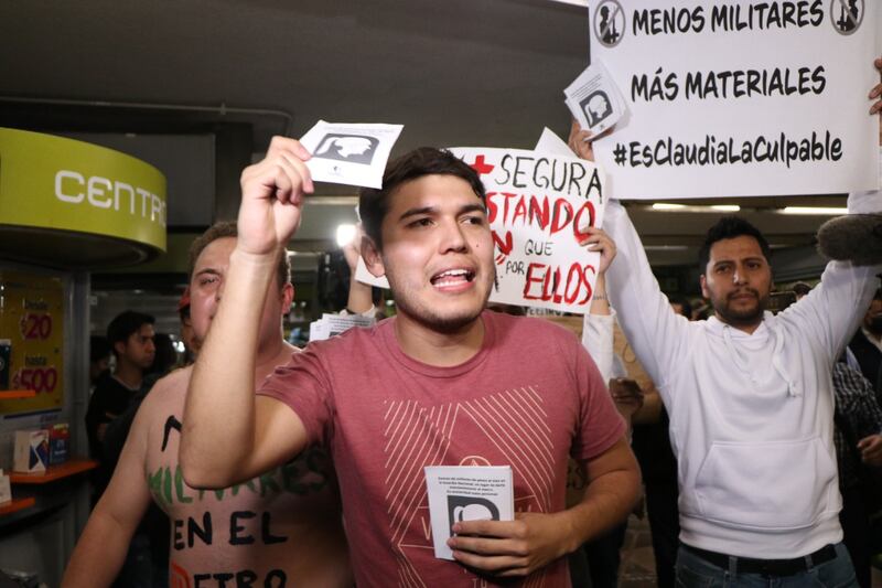 Guarida Nacional: manifestantes reprochan su presencia en el Metro