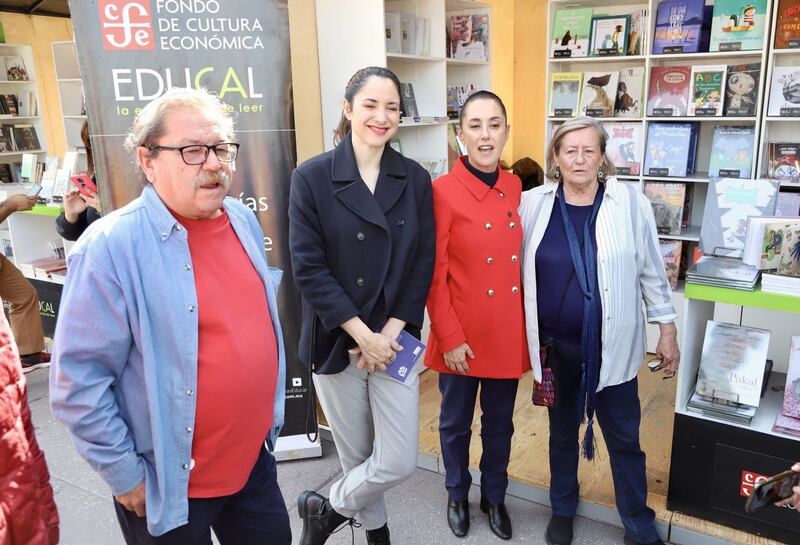 CIUDAD DE MÉXICO, 17DICIEMBRE2022.- La jefa de gobierno Claudia Sheinbaum inaugura la Verbena Popular con motivo de las fiestas decembrinas, en el Zócalo Capitalino. FOTO: EDGAR NEGRETE/CUARTOSCURO.COM