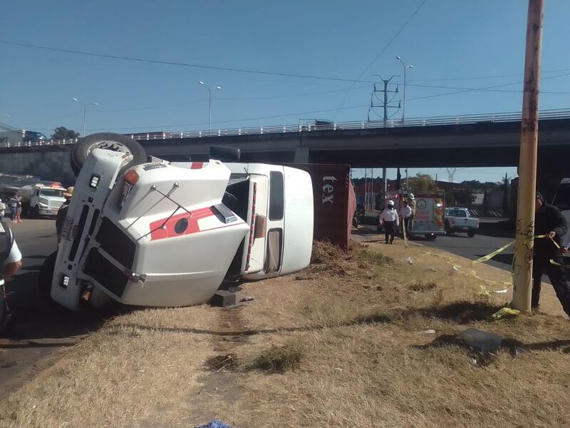 El conductor del tráiler quedó detenido mientras se realiza el deslinde de responsabilidades.