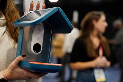 Una expositora sostiene el comedero para aves con cámara inteligente Bird Buddy antes del inicio de la feria tecnológica CES, el martes 3 de enero de 2023 en Las Vegas.