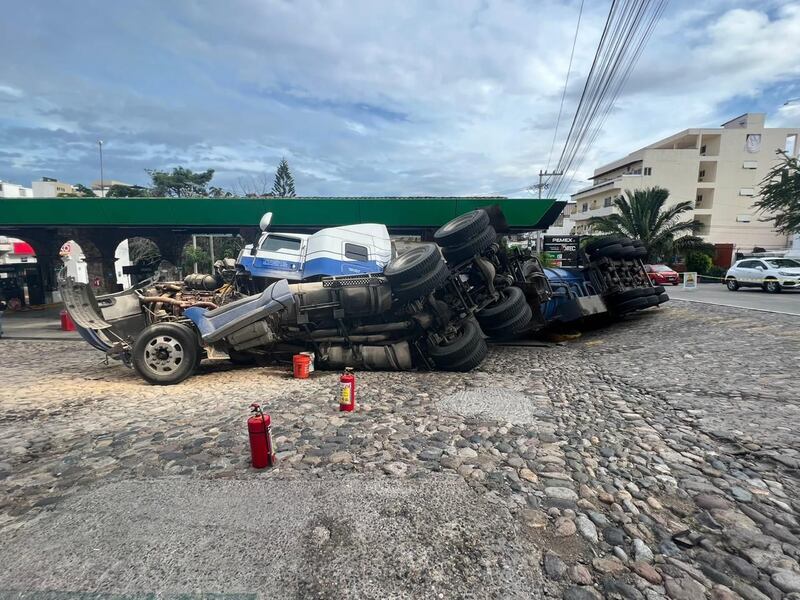 Cuerpos de emergencia restringieron el paso en la salida sur de Vallarta ante el riesgo de explosión. Se tuvo que desalojar también un hospital ante el riesgo de estallido.