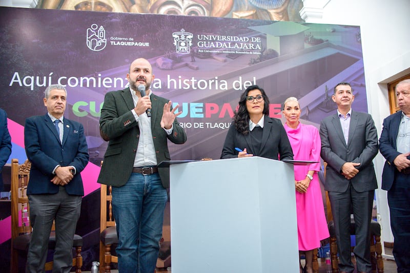 Autoridades universitarias y de San Pedro Tlaquepaque firmaron el convenio de colaboración para el nuevo Centro Universitario.