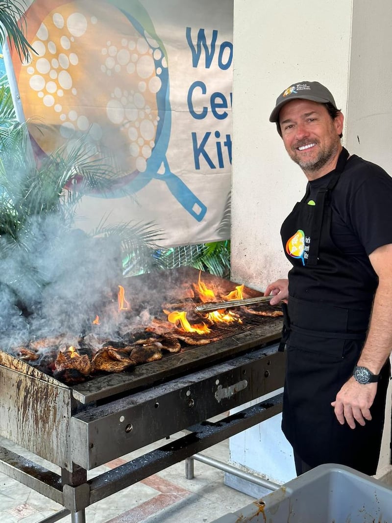 A través de la organización World Central Kitchen, el chef español José Andrés y el mexicano, Lalo Palazuelos llevan comida a las comunidades devastadas por el huracán Otis