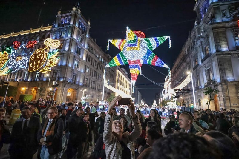 Alumbrado monumental: encienden decoraciones decembrinas en el Zócalo