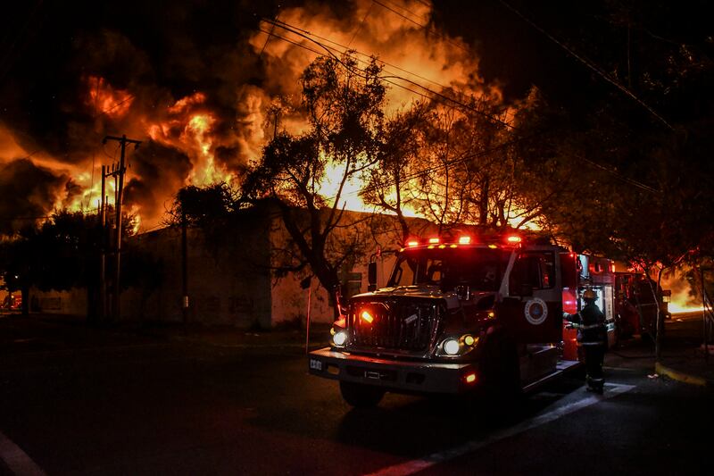 Fragmentos del video musical son de servicios reales del cuerpo de bomberos de Guadalajara.