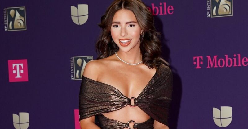 Una usuaria de TikTok resolvió el misterio del controversial look de Ángela Aguilar en Premio lo Nuestro.