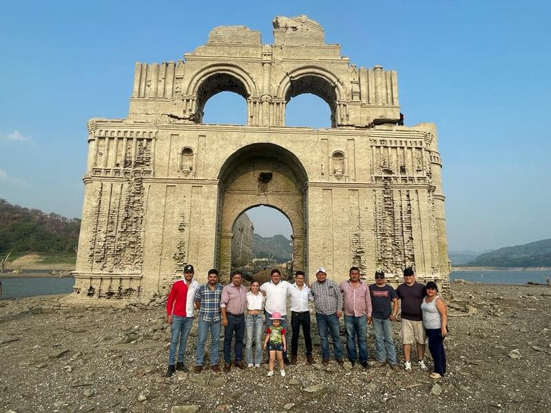 Templo de Quechula, Chiapas, queda al descubierto por sequía extrema