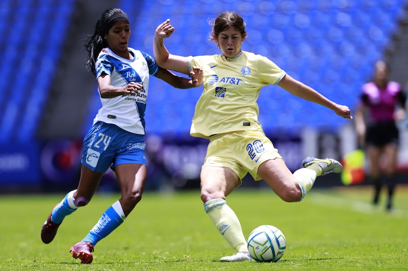 Ivonne Najar de Puebla y Nicolette Hernandez de America disputan el balón en el Estadio Cuauhtémoc