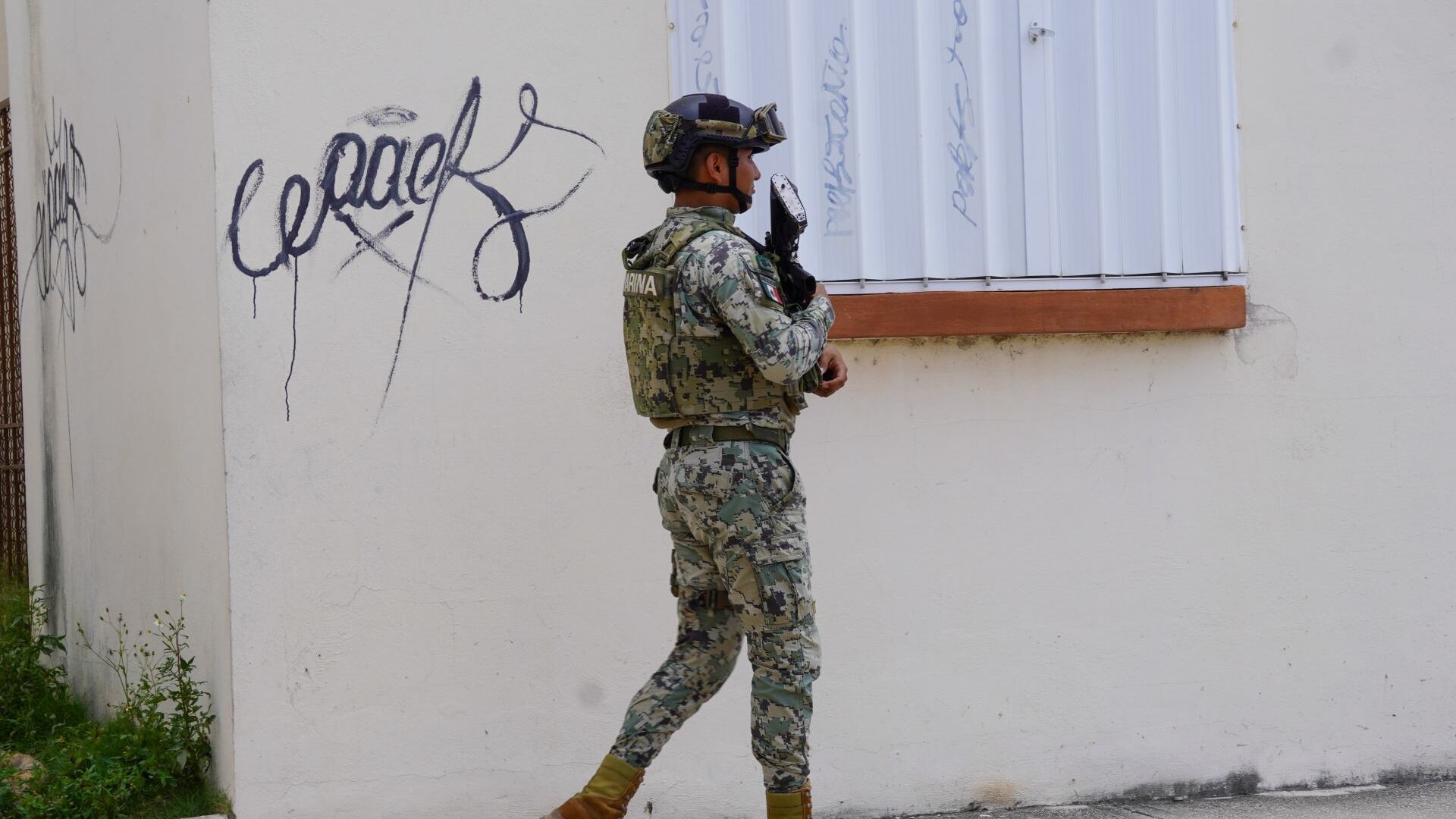 Marino patrulla calles ante repunte de violencia en Cancún, Quintana Roo.