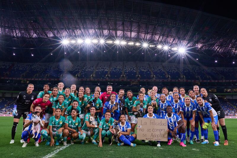 Las jugadoras de Rayadas y del León en el protocolo