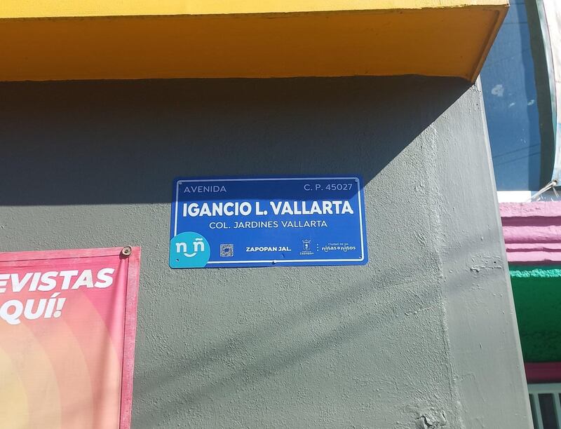 Las placas no sólo presentan textos equivocados, sino que algunas los códigos postales están mal o no corresponde la calle con la colonia.