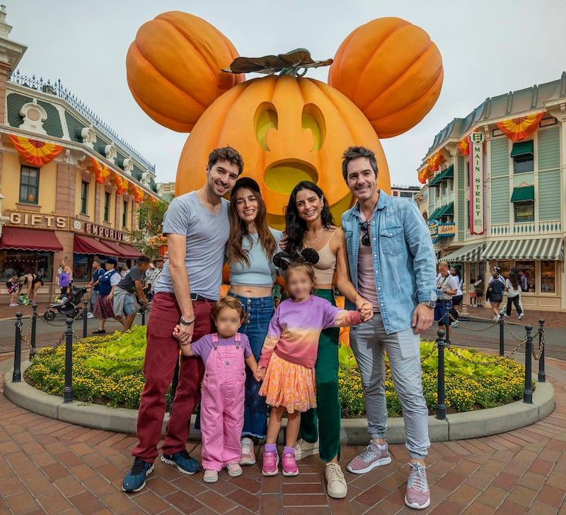 Aislinn Derbez y Mauricio Ochmann celebran Halloween junto a Kai