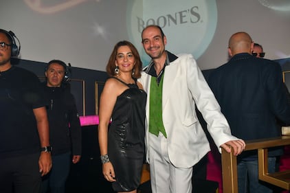 En una noche llena de brillo y glamour, Martha Debayle celebró el décimo aniversario de su revista con una fiesta al estilo Disco Glam en una discoteca de la colonia Roma. La reconocida conductora de radio estuvo acompañada de amigos, empresarios y artistas que disfrutaron de una velada inolvidable. Entre los invitados más destacados se encontraban Alexander Acha y su esposa, el carismático Eduardo Videgaray, la siempre elegante Gloria Calzada, y el embajador de España en México, Juan Duarte, quien no quiso perderse esta gran celebración. La noche fue un éxito rotundo, consolidando a la revista de Martha Debayle como un referente en el mundo editorial.