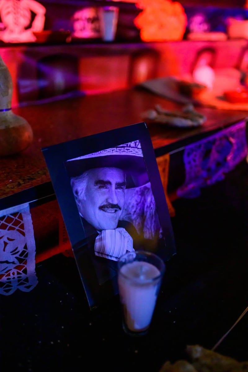 Figuras del medio artístico como Vicente Fernández son recordadas en el altar.