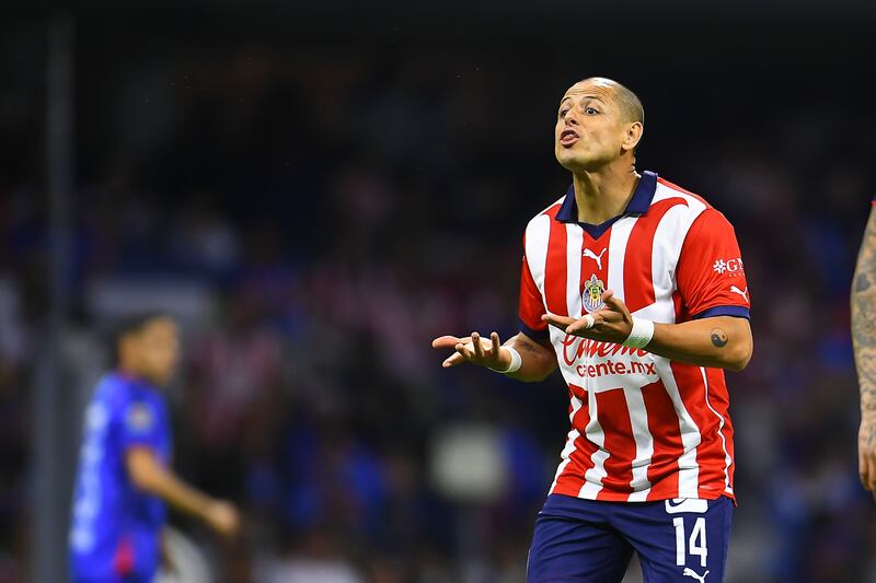 Chicharito Hernández tuvo actividad en la derrota de Chivas ante Cruz Azul.