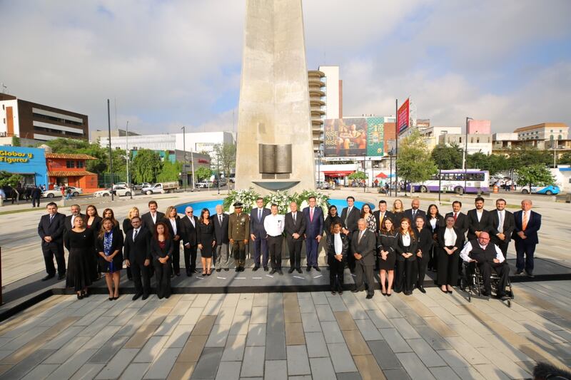 Por la mañana, Colosio Riojas presidió una guardia de honor por los 426 años de Monterrey.