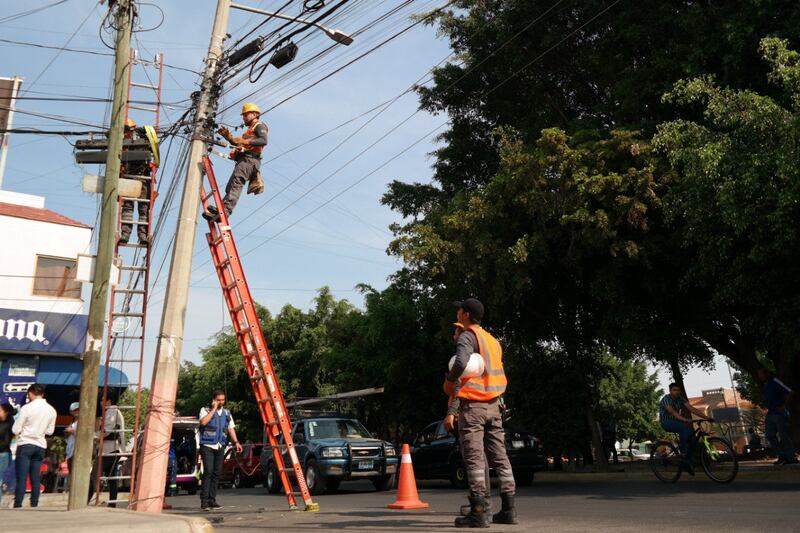 En total trabajan más de 500 empleados privados y públicos en el retiro del cableado.