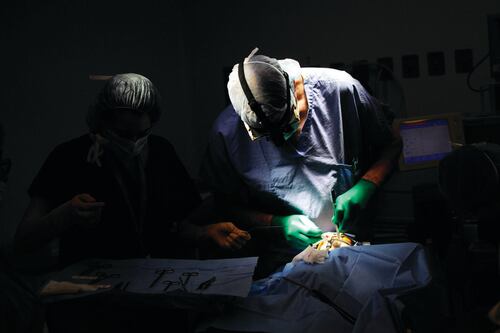 460 clínicas irregulares albergan a médicos ‘patito’