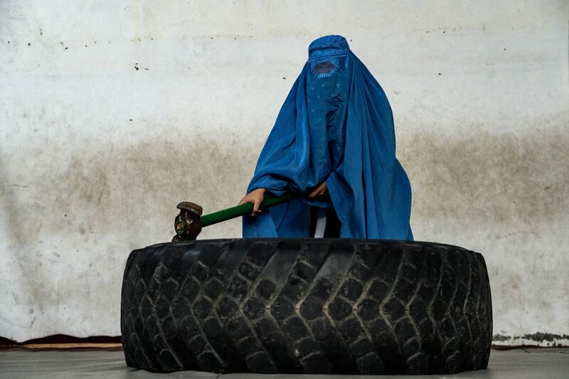 Mujeres afganas sufren restricciones para practicar deportes por ley islámica.