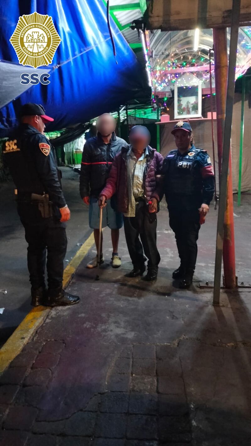 Policías ayudan a adulto mayor extraviado en Cetram Pantitlán