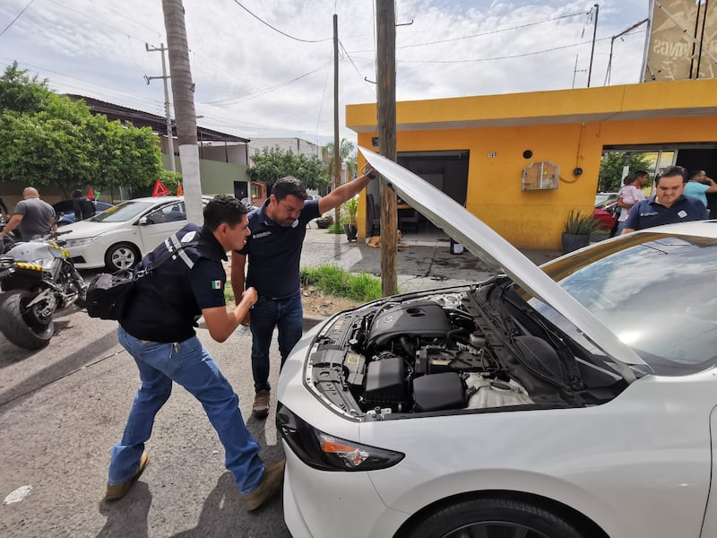 Autoridades revisan los números de serie de las unidades para descartar que sean de origen ilegal los automotores.