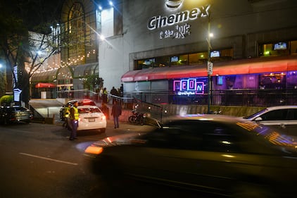 La espera terminó, ‘Neón Discoteque’ abrió sus puertas para transportar al público a una experiencia retro llena de nostalgia, en compañía de música de la década de los 70’s, 80’s y 90’s.