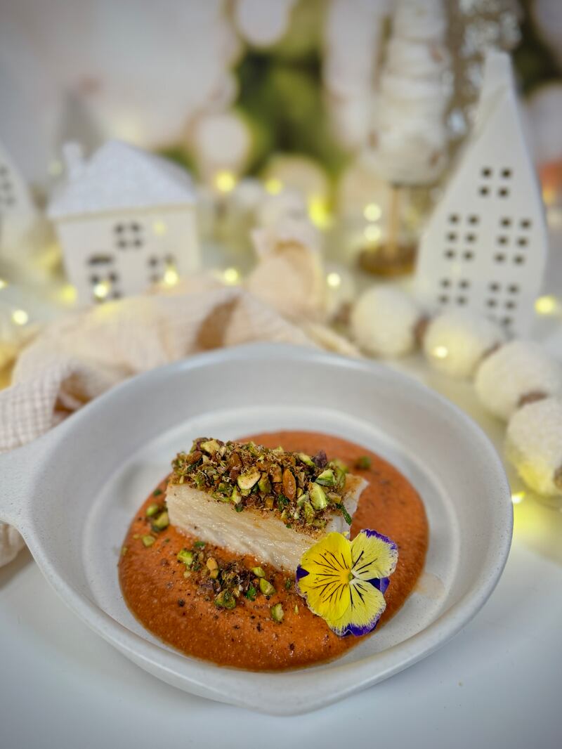 Bacalao Noruego en Salsa Romesco con Crumble de Pistache  por Ana Casanova